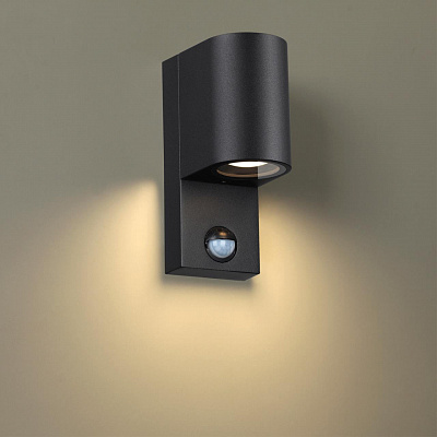 Уличный настенный светильник с датчиком движения Odeon Light Motto 4390/1W
