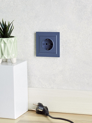 Розетка с заземлением и защитными шторками IEK Brite РС14-1-0-БрМ маренго BR-R14-16-K35