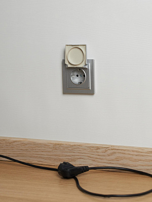 Розетка с заземлением и защитными шторками с крышкой IEK Brite РСбш10-3-44-БрА алюминий BR-R16-16-44-K47