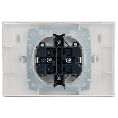 Розетка двойная с крышкой IEK Brite РСбш12-3-44-БрБ белый BR-R26-16-44-K01-F