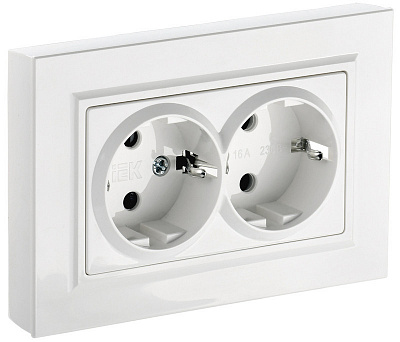 Розетка двойная с заземлением и защитными шторками IEK Brite РСш12-3-БрБ белый BR-R24-16-K01-F