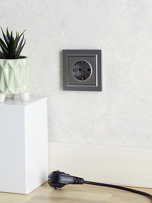 Розетка с заземлением и защитными шторками IEK Brite РС14-1-0-БрС сталь BR-R14-16-K46