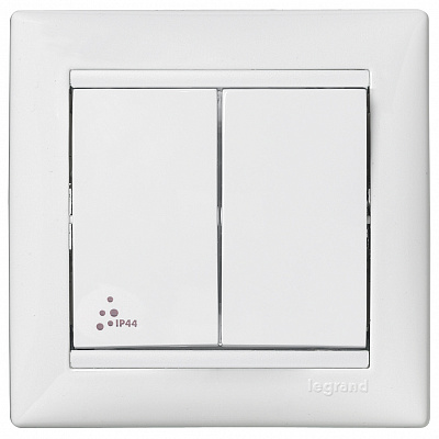 Рамка для розетки на 1 пост белая Legrand Valena Classic 774451