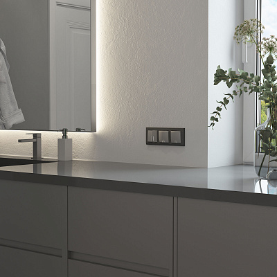 Розетка с заземлением, шторками и защитной крышкой Werkel серебряный матовый a063614