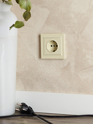 Розетка с заземлением и защитными шторками IEK Brite РС14-1-0-БрКр бежевый BR-R14-16-K10