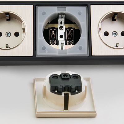 Розеточный блок 4-х местный + 3 USB Werkel W6514944 черный/шампань a051462