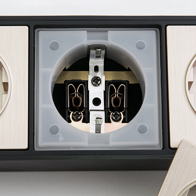 Розеточный блок 4-х местный + 3 USB Werkel W6514944 черный/шампань a051462