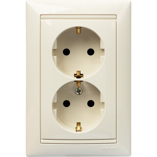 Розеточный блок 2X2К+З с защитными шторками бжевый Legrand Valena Classic 774371